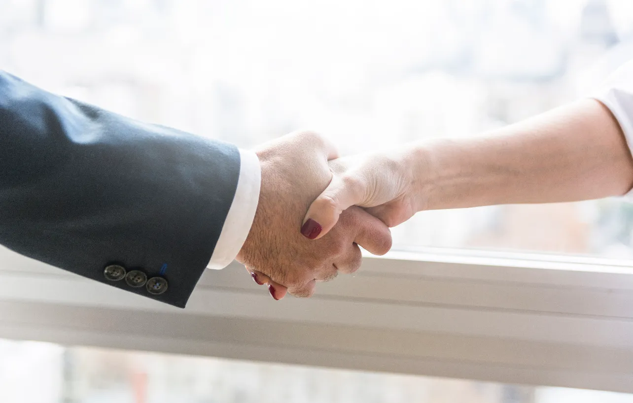 Femme d'affaires et homme d'affaires se serrant la main