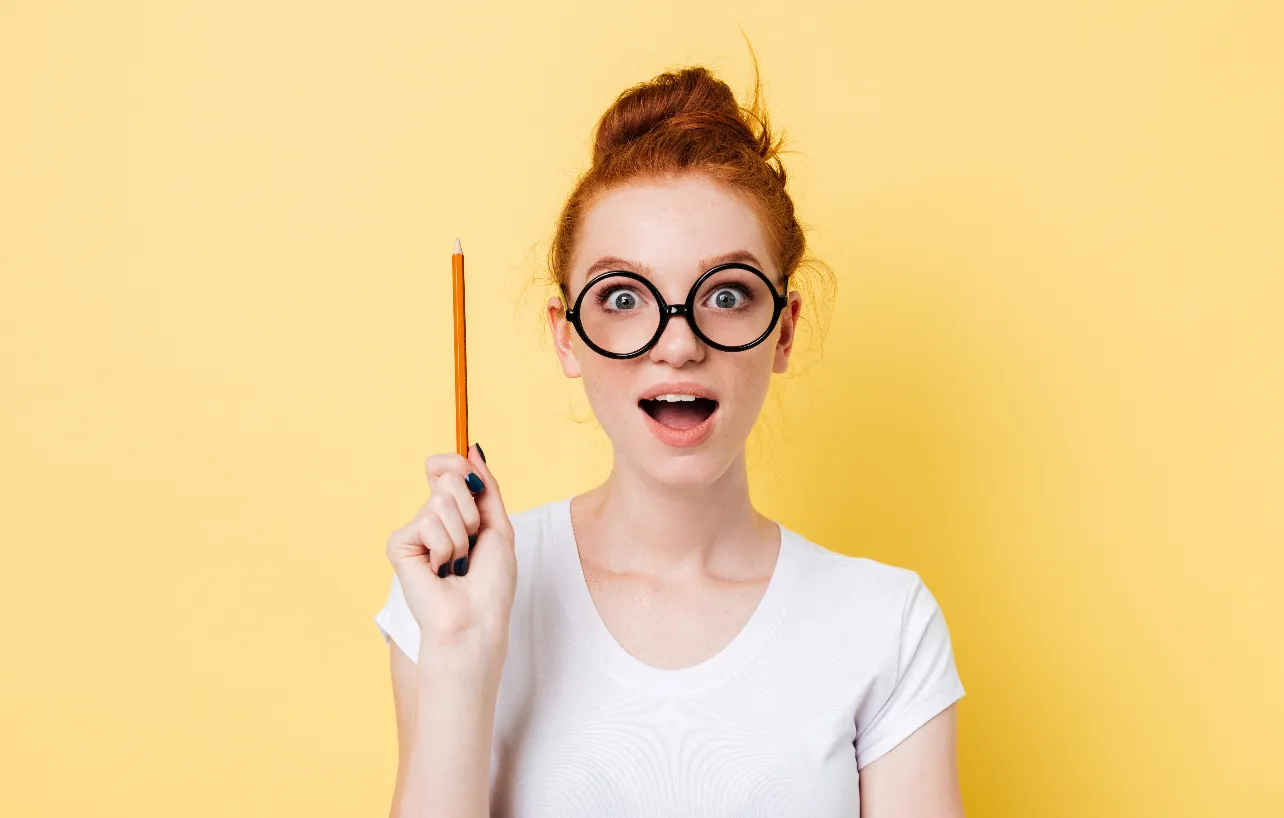 Femme heureuse ayant une idée