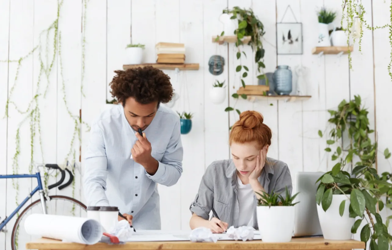 Photo homme femme au bureau